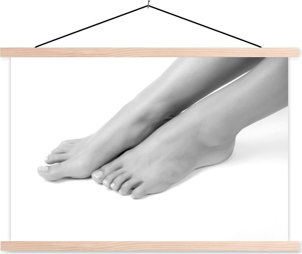 MuchoWow Textilposter Barfüßige Frau - schwarz und weiß 120x80 cm mit holzfarbenen Rahmen - Aufhängeset