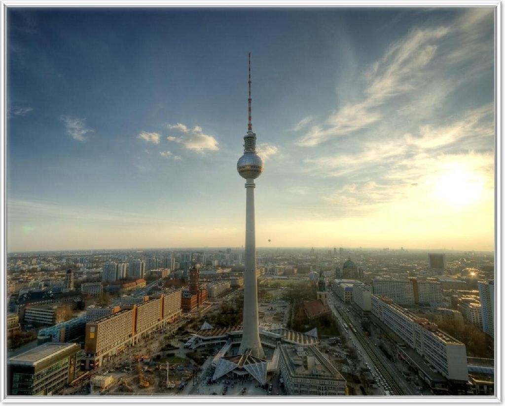 Wallario Wandbild Fernsehturm Berlin mit Panoramablick über die Stadt, Größe: 40,30 x 50,30 cm, Poster mit weißem Aluminiumrahmen