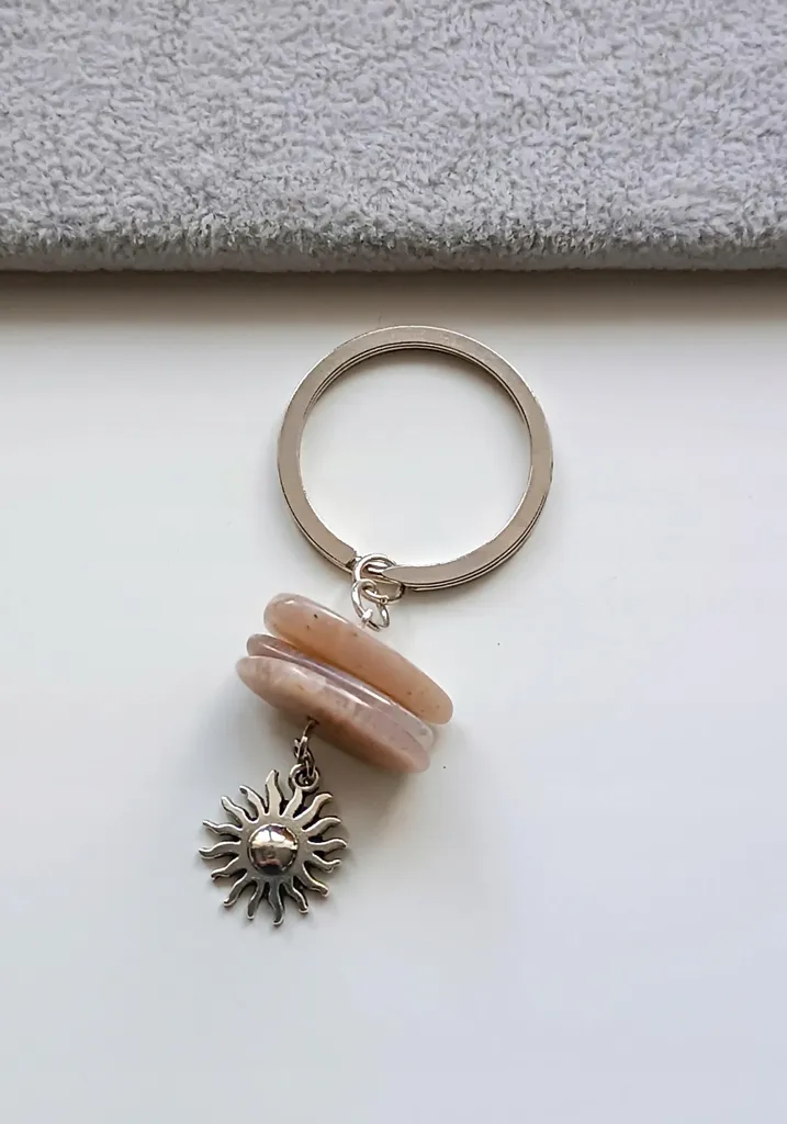 Portachiavi Pietra Del Sole Beige Elegante: Resistenza e Stile Naturale