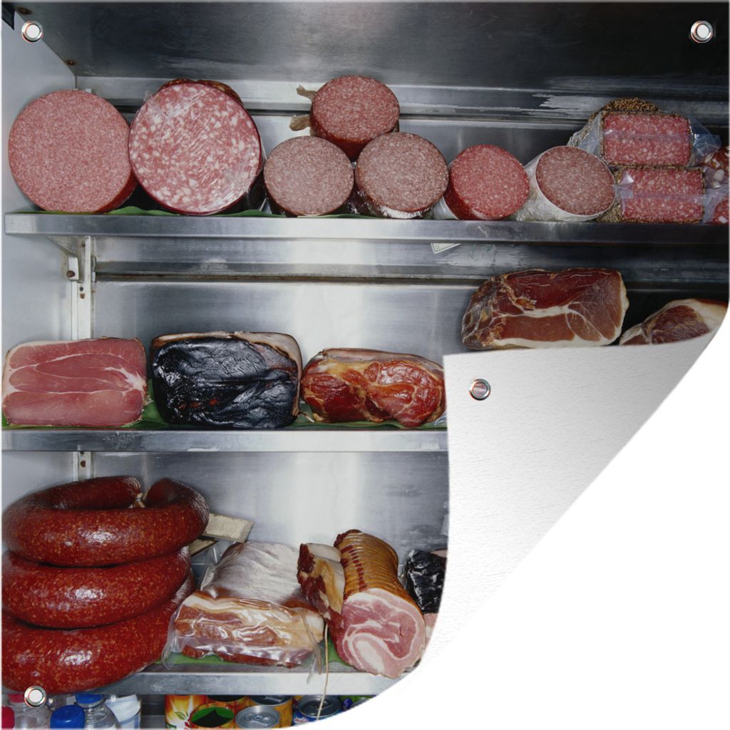 MuchoWow 50x50 cm Outdoor-Poster Gartendeko Sichtschutz Garten Poster für den Garten Ein Kühlschrank voller Delikatessen aus der Metzgerei