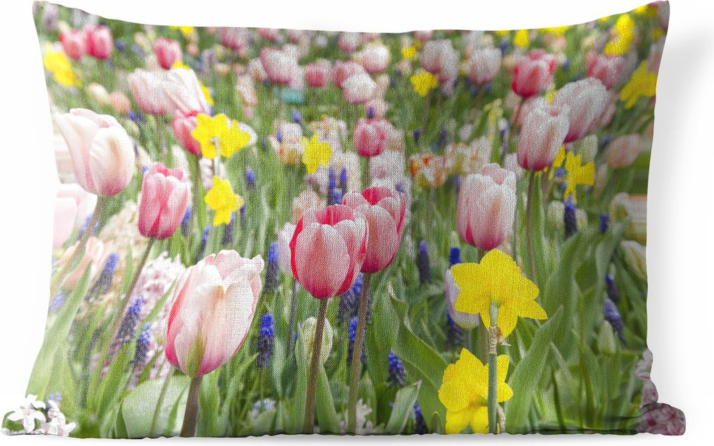 MuchoWow Outdoor Kissen - Ein Feld mit Tulpen, Narzissen und blauen Weintrauben - 60x40 cm - Wetterfest - Lounge Kissen - Zierkissen - Kissen fü...