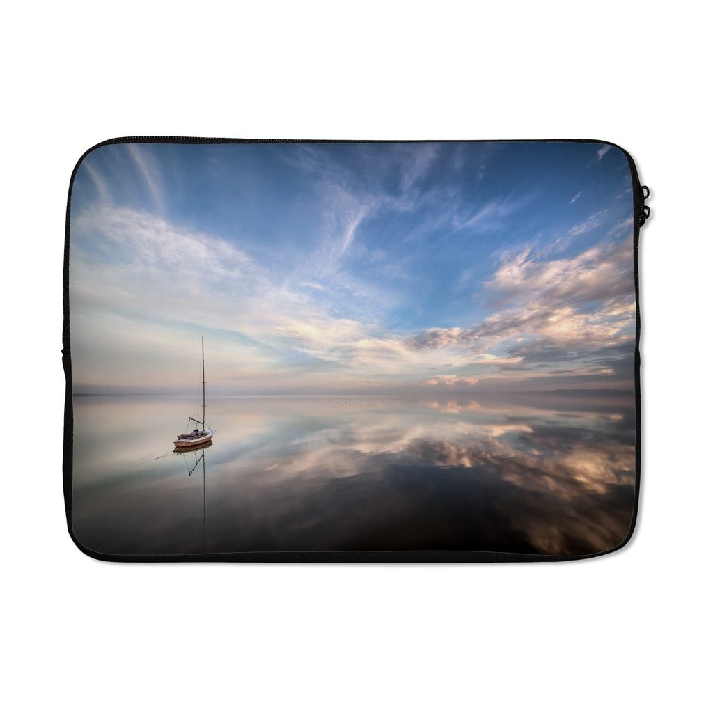 MuchoWow Laptop Hülle 13 Zoll Segelboot auf dem stillen Wasser des Meeres Laptoptasche - Laptophülle - Sleeve - Rundumschutz