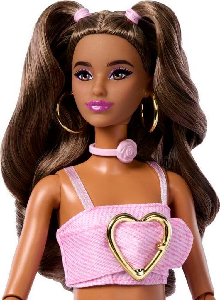Barbie Deluxe Style Puppe, Rosa Herz Outfit, JJN72, Rosa Denim Crop Top, Welliges braunes Haar, 4+ Jahre