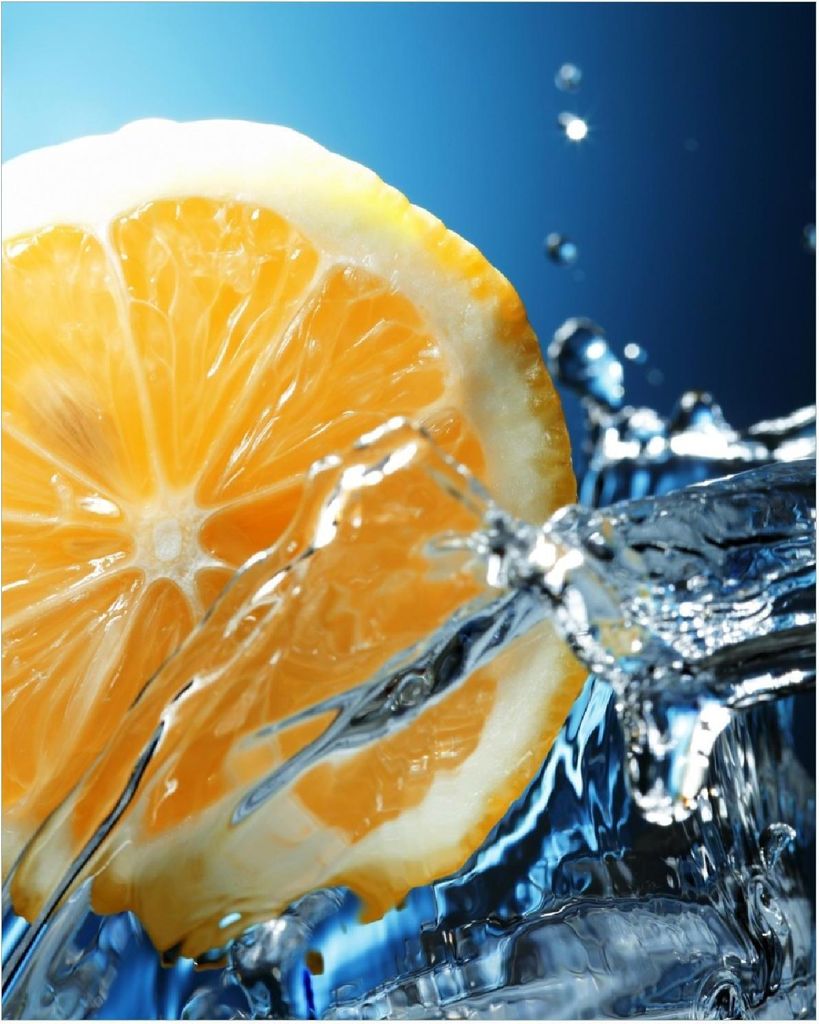 Wallario Poster - Orange in spritzigem Wasser vor blauem Produktbild 
