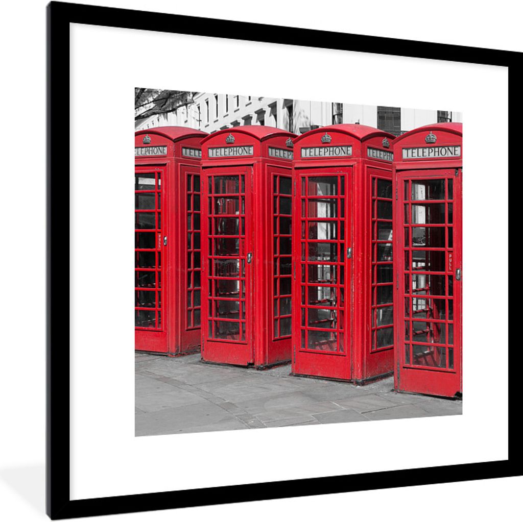 MuchoWow Gerahmtes Poster Schwarz-Weiß-Foto von vier roten Telefonkabinen 40x40 cm - Poster mit Schwarzem Bilderrahmen Wandposter Rahmen Foto Bi...