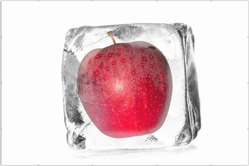 Wallario Wandbild Roter Apfel in Eiswürfel - Eiskaltes Obst, Größe: 61 x 91,5 cm, Poster mit rahmenlosen Bildhalter