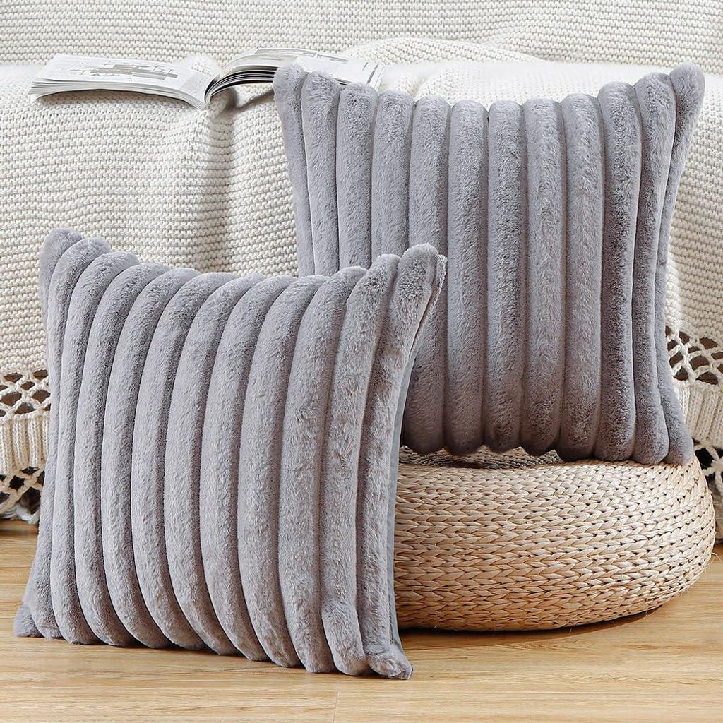 Set mit 2 dekorativen Kissenbezügen aus Kunstfell, weich und flauschig mit Streifenmuster für Sofa und Schlafzimmer, Muschelgrau, 55 x 55 cm