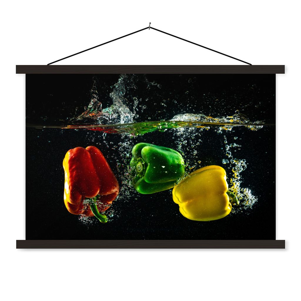 MuchoWow Textilposter Paprika - Gemüse - Wasser - Schwarz - Rot - Grün - Gelb 90x60 cm mit schwarzem Rahmen - Aufhängungssatz