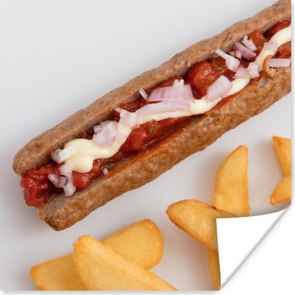 MuchoWow Poster Gesegnete Frikandelspezialität mit Pommes frites auf einem weißen Teller 75x75 cm - Wand Dekoration