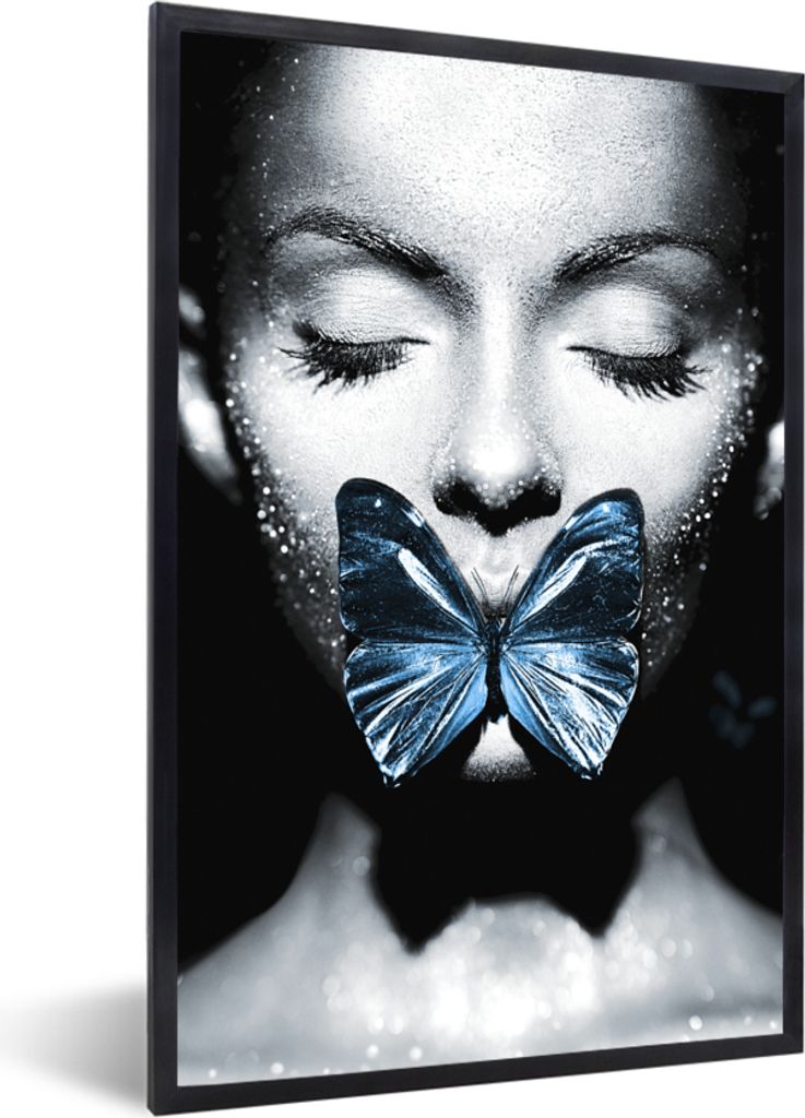MuchoWow Gerahmtes Poster Frau - Schmetterling - Schwarz - Weiß 20x30 cm - Poster mit Schwarzem Bilderrahmen Wandposter Rahmen Foto Bilder - Dru...
