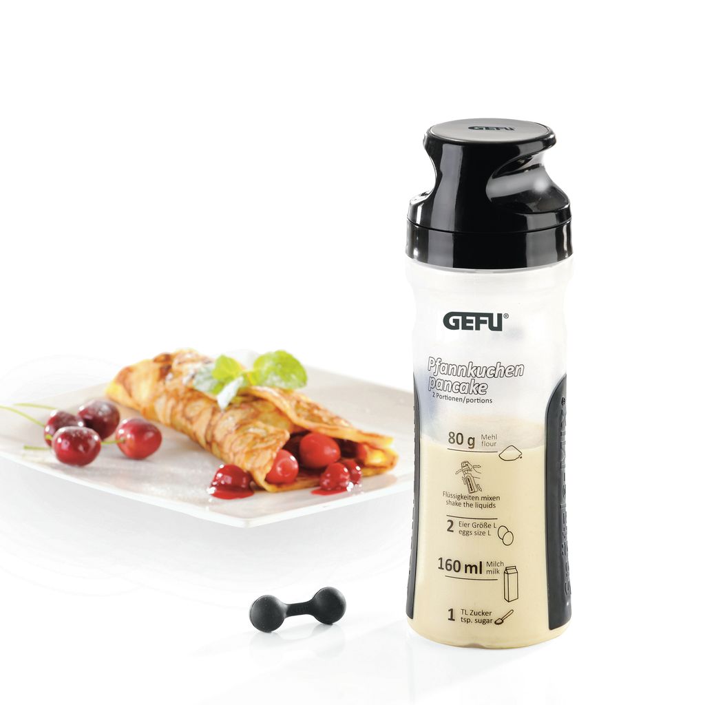 A GEFU Crêpes-SpätzleMix TWISTER is shown next to a prepared crêpe with cherries and mint.