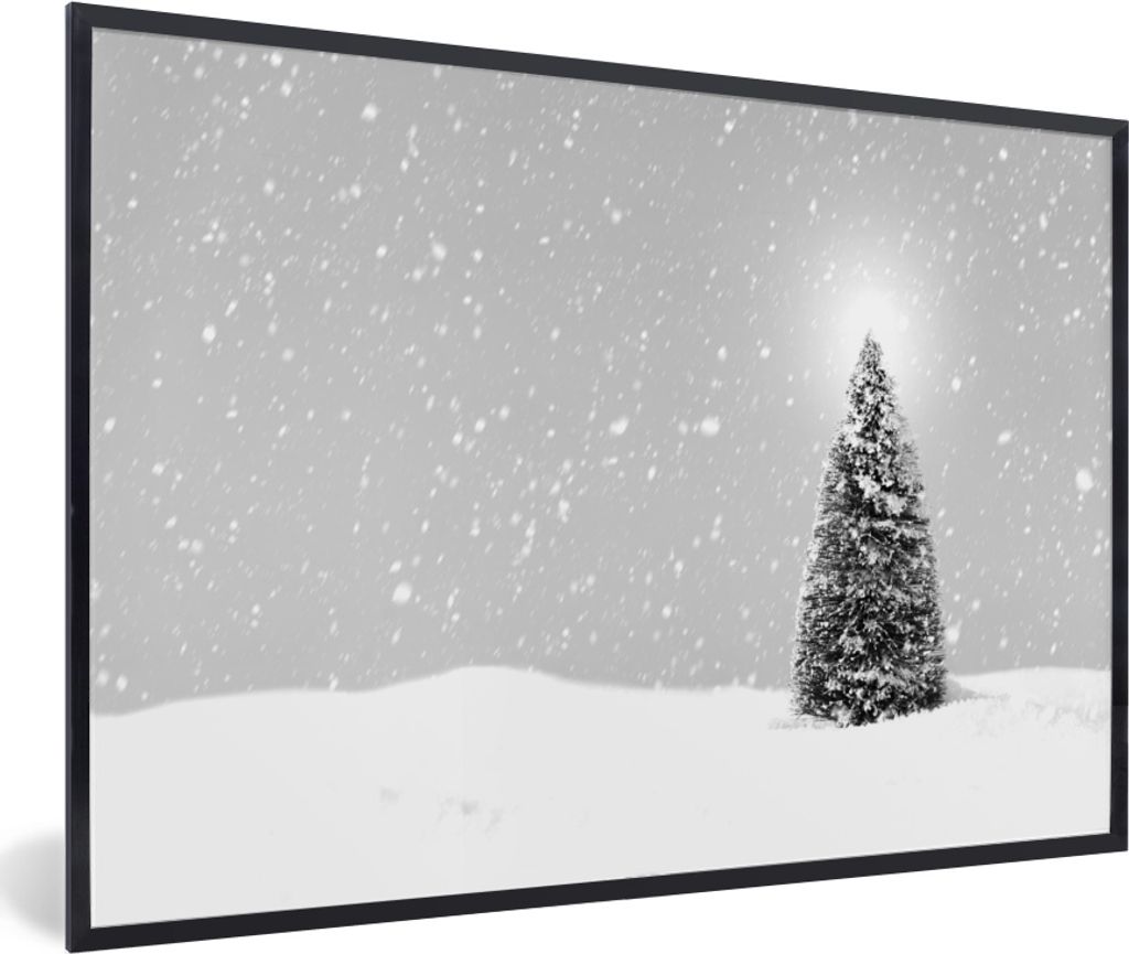 MuchoWow MuchoWow Gerahmtes Poster Ein Weihnachtsbaum in einer verschneiten Landschaft und einem blauen Himmel - schwarz und weiß 60x40 cm - P...