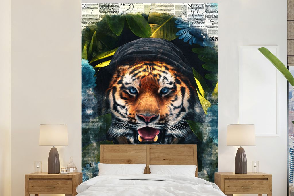 MuchoWow Fototapete für Wohnzimmer oder Schlafzimmer Wandtapete Vinyl Motivtapete Tiger - Zeitung - Blumen - 200x300 cm - Wanddekorationen