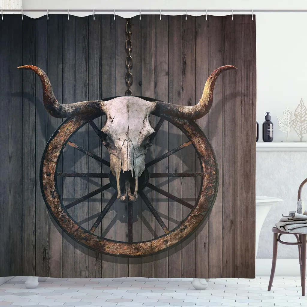 ABAKUHAUS Tenda da doccia in legno Stall-Holz-Wagon Wheel, teschi di toro appesi a una staccionata di legno con catena metallica e una ruota come stampa, 175 x 220 cm, nero, marrone, bianco