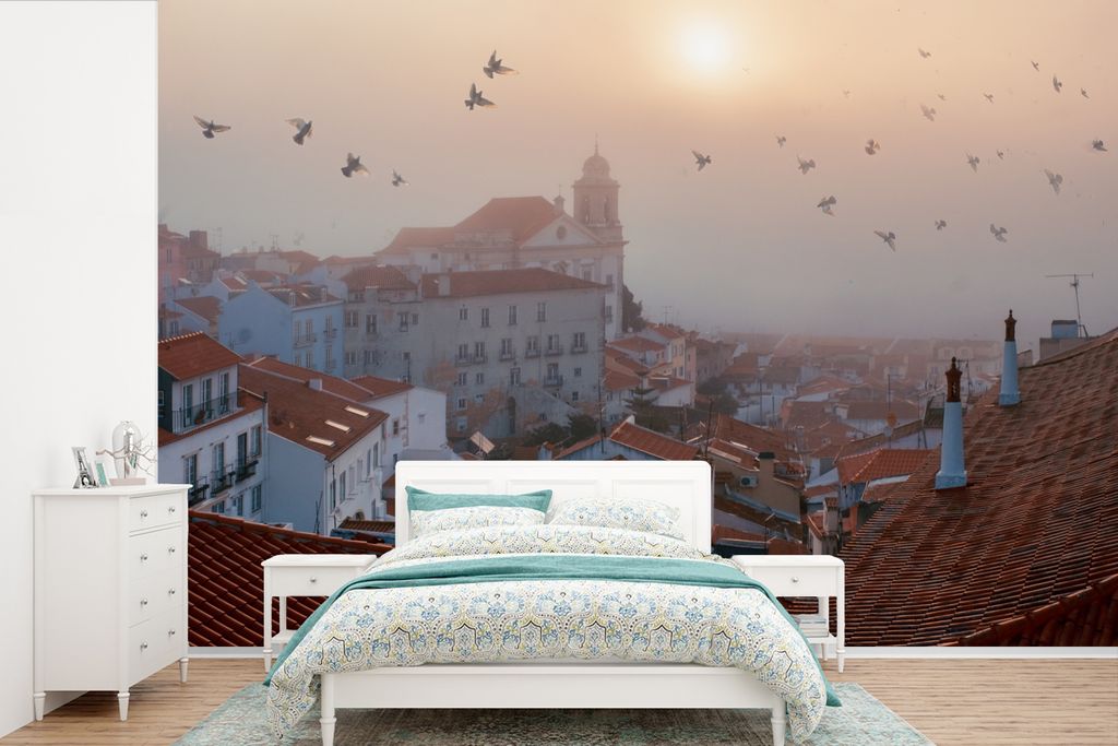 MuchoWow Fototapete für Wohnzimmer oder Schlafzimmer Wandtapete Vinyl Motivtapete Nebliger Morgen in Lissabons ältestem Stadtteil in Portugal -...