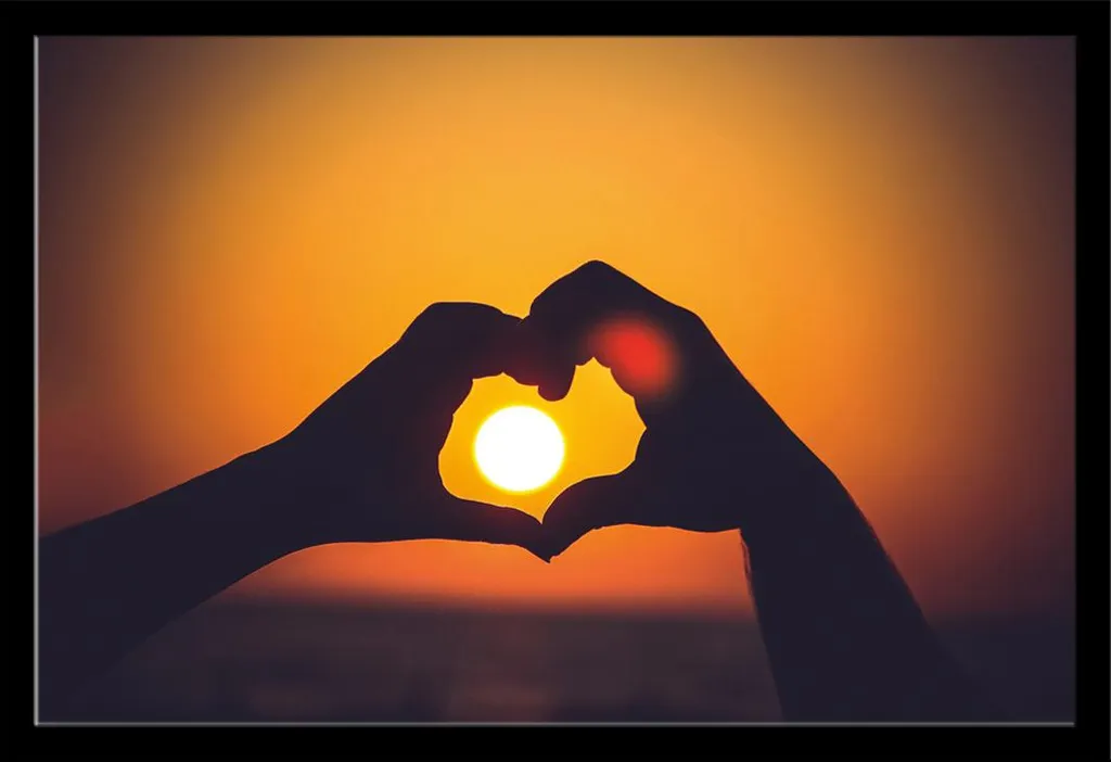 Décoration murale Sunsets Heart of Hands cadre noir pour salon et bureau