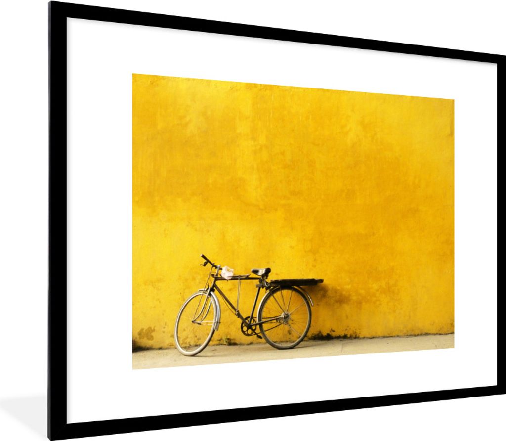 MuchoWow Gerahmtes Poster Ein Fahrrad auf einem gelben Hintergrund 80x60 cm - Poster mit Schwarzem Bilderrahmen Wandposter Rahmen Foto Bilder - S...