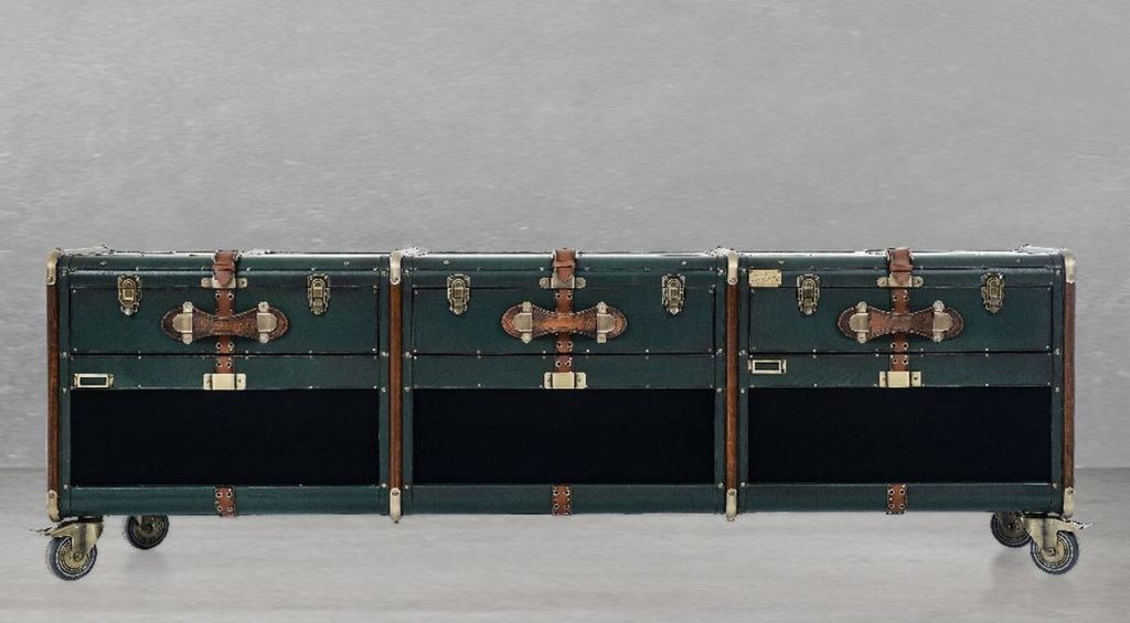 Casa Padrino Luxus TV Schrank in Koffer Optik Grün / Braun / Messing 201 x 48 x H. 65 cm - Massivholz Kofferschrank mit Rollen - Wohnzimmer Schran...