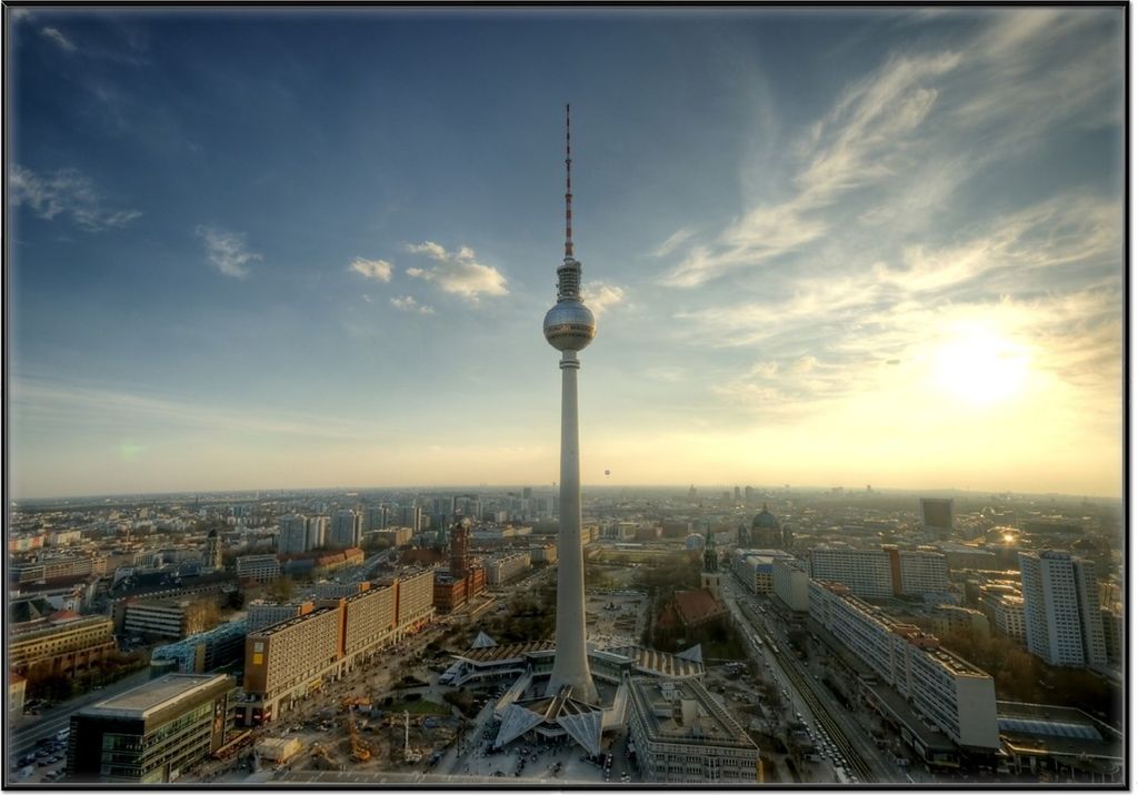 Wallario Wandbild Fernsehturm Berlin mit Panoramablick über die Stadt, Größe: 70,30 x 100,30 cm, Poster mit schwarzem Aluminiumrahmen