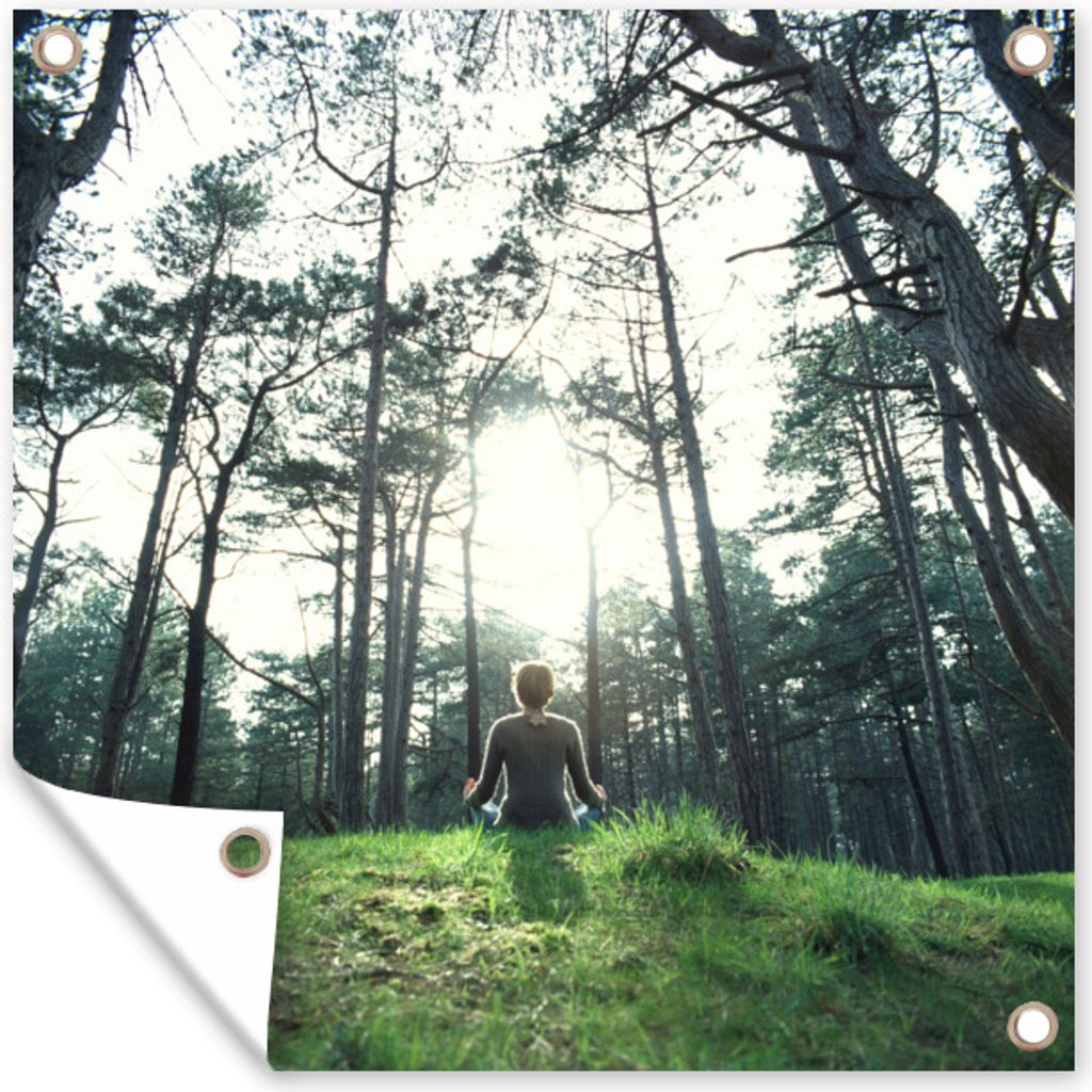 MuchoWow 100x100 cm Outdoor-Poster Gartendeko Sichtschutz Garten Poster für den Garten Jemand macht Yoga im Wald