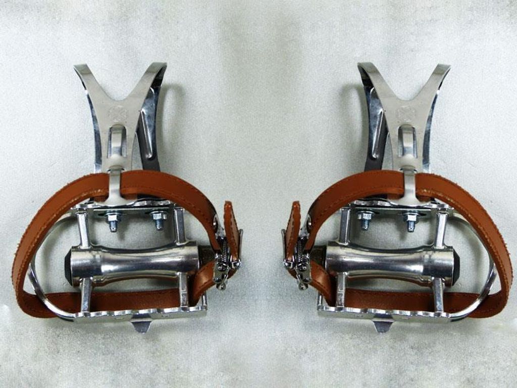 Schlichte Retro Fahrradpedale aus Aluminium mit Pedalhaken und Kunstlederriemen