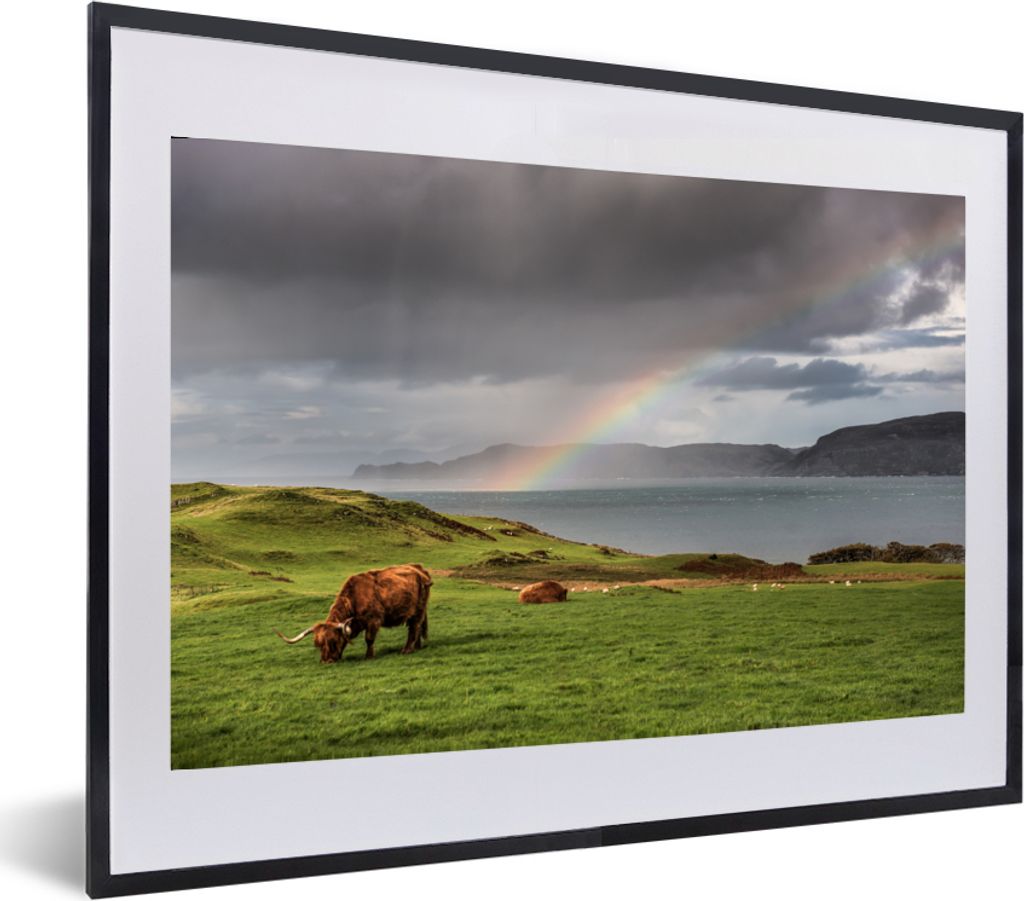 MuchoWow MuchoWow Gerahmtes Poster Schottische Hochlandrind - Gras - Wolken 60x40 cm - Poster mit zchwarzem Bilderrahmen - Schlafzimmer - Plaka...