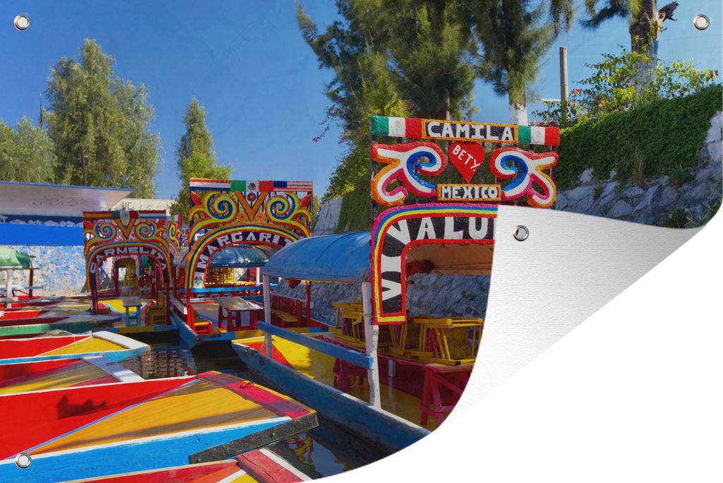 MuchoWow 90x60 cm Outdoor-Poster Gartendeko Sichtschutz Garten Poster für den Garten Bunte Boote liegen am Ufer von Xochimilco