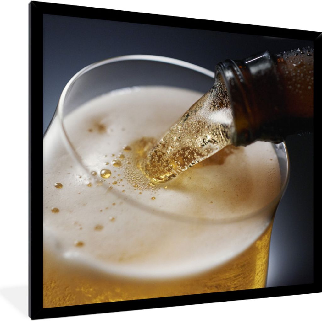 MuchoWow Gerahmtes Poster Eingeschenktes Bier vor einem dunklen Hintergrund 40x40 cm - Poster mit Schwarzem Bilderrahmen Wandposter Rahmen Foto B...