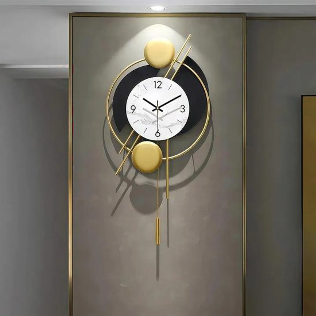 Grande horloge murale design avec pendule oscillant pour salon chic