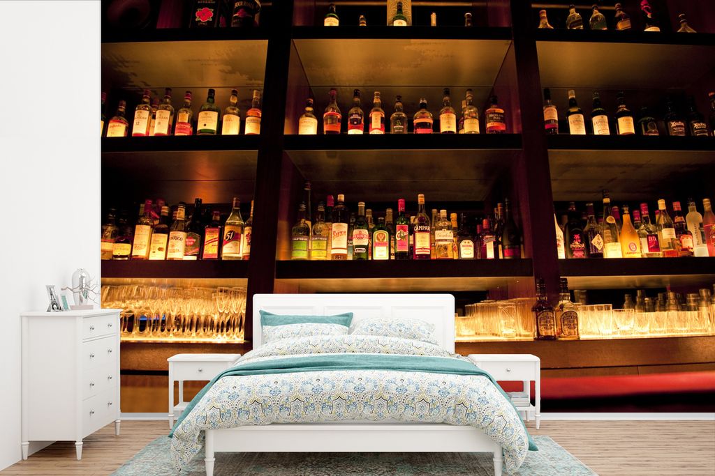 MuchoWow Fototapete für Wohnzimmer oder Schlafzimmer Wandtapete Vinyl Motivtapete Trinkflaschen auf und über der Bar - 330x220 cm - Fototapeten