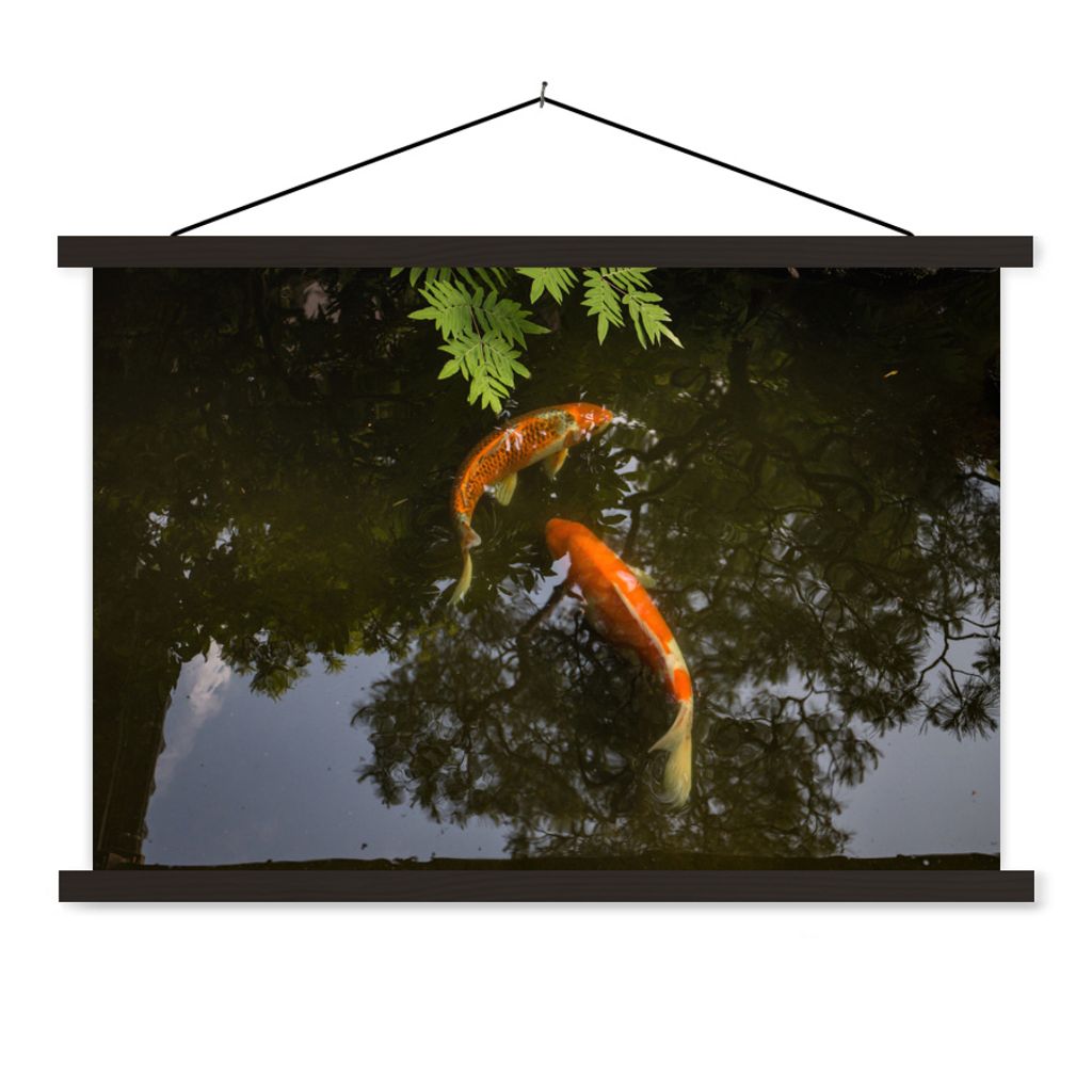 MuchoWow Textilposter Zwei Koi-Karpfen um einen Teich 90x60 cm mit schwarzem Rahmen - Aufhängungssatz