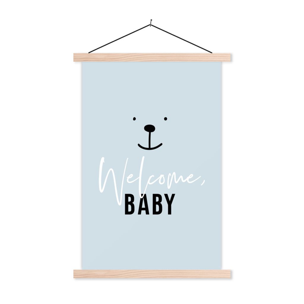 MuchoWow Textilposter Zitate - Willkommen Baby - Baby - Sprichwörter - Kinder - Kinder 120x180 cm mit holzfarbenen Rahmen - Textil-Plakat
