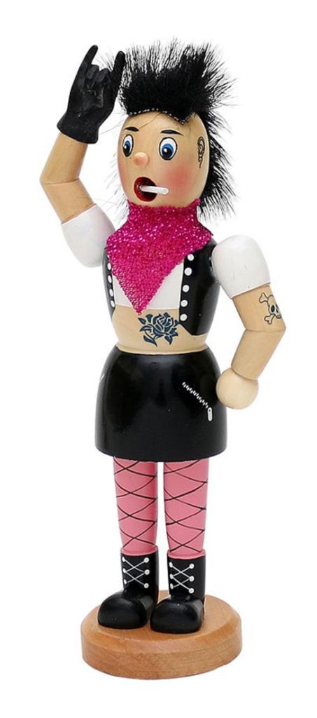 Unsere Punklady mit zerzauster schwarzer Frisur, grelle pinkfarbene Halstuch und auffällige Kleidung