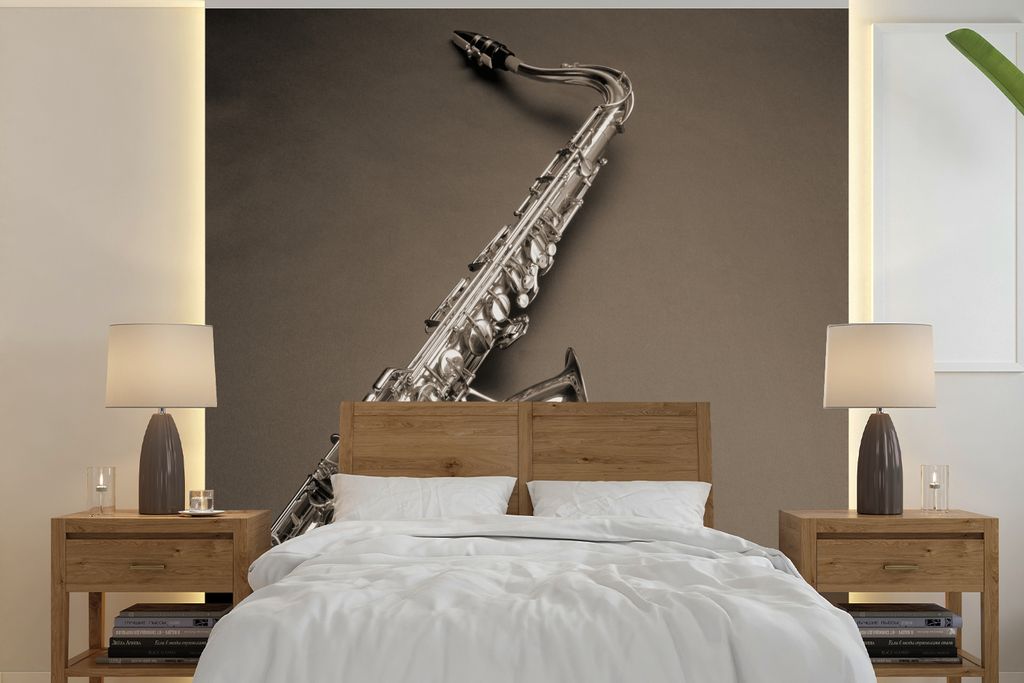 MuchoWow Fototapete für Wohnzimmer oder Schlafzimmer Wandtapete Vinyl Motivtapete Saxophon vor einem grauen Hintergrund - 280x280 cm - Hintergru...