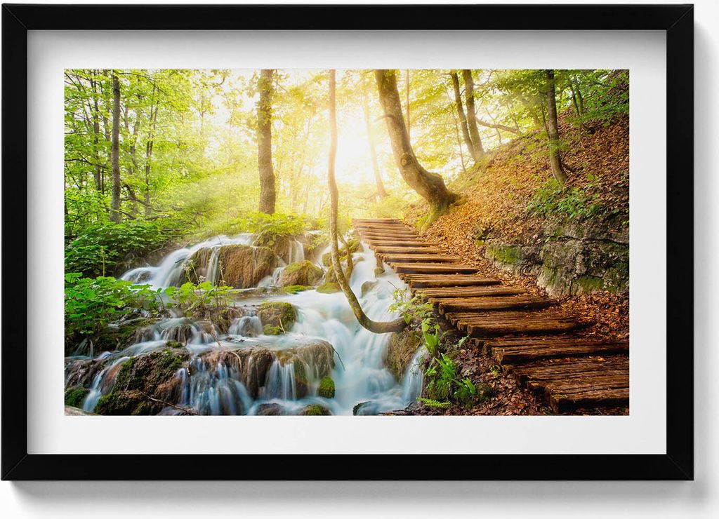 Bach und Treppe im Wald– Wandbild mit Rahmen – Gerahmtes Bild – Wanddekoration – 60x40 cm – Schwarz Rahmen