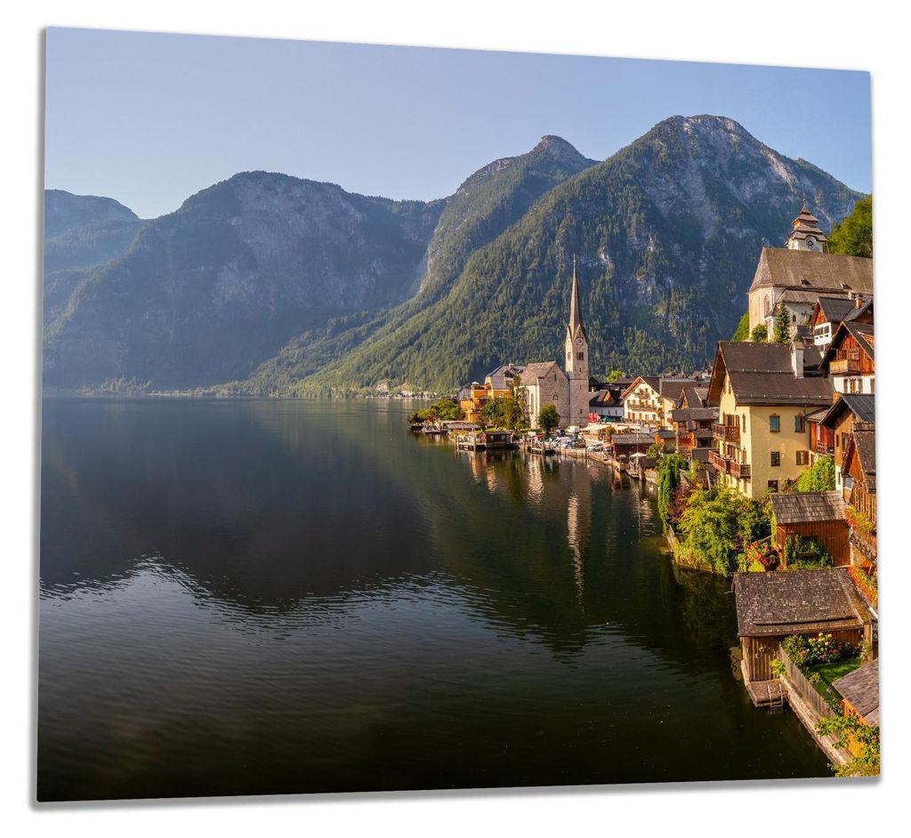 Wallario Herdabdeckplatte aus Glas, Größe 60 x 52 cm 1-teilig, Motiv Malerisches Dorf an Bergsee