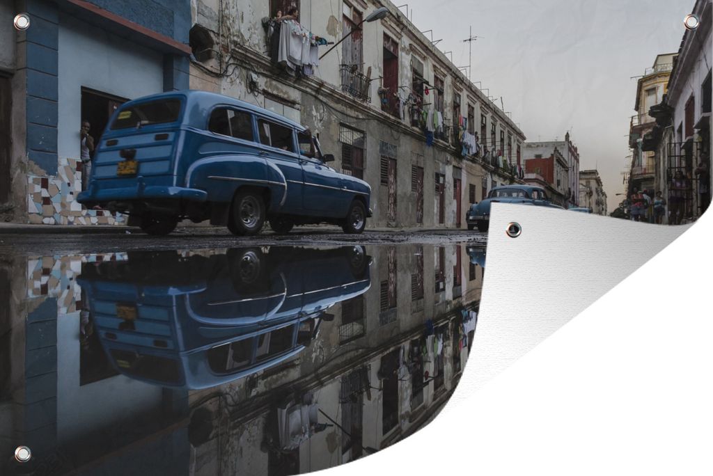 MuchoWow 60x40 cm Outdoor-Poster Gartendeko Sichtschutz Garten Poster für den Garten Oldtimer, die sich in Pfützen auf einer Straße in Kuba s...