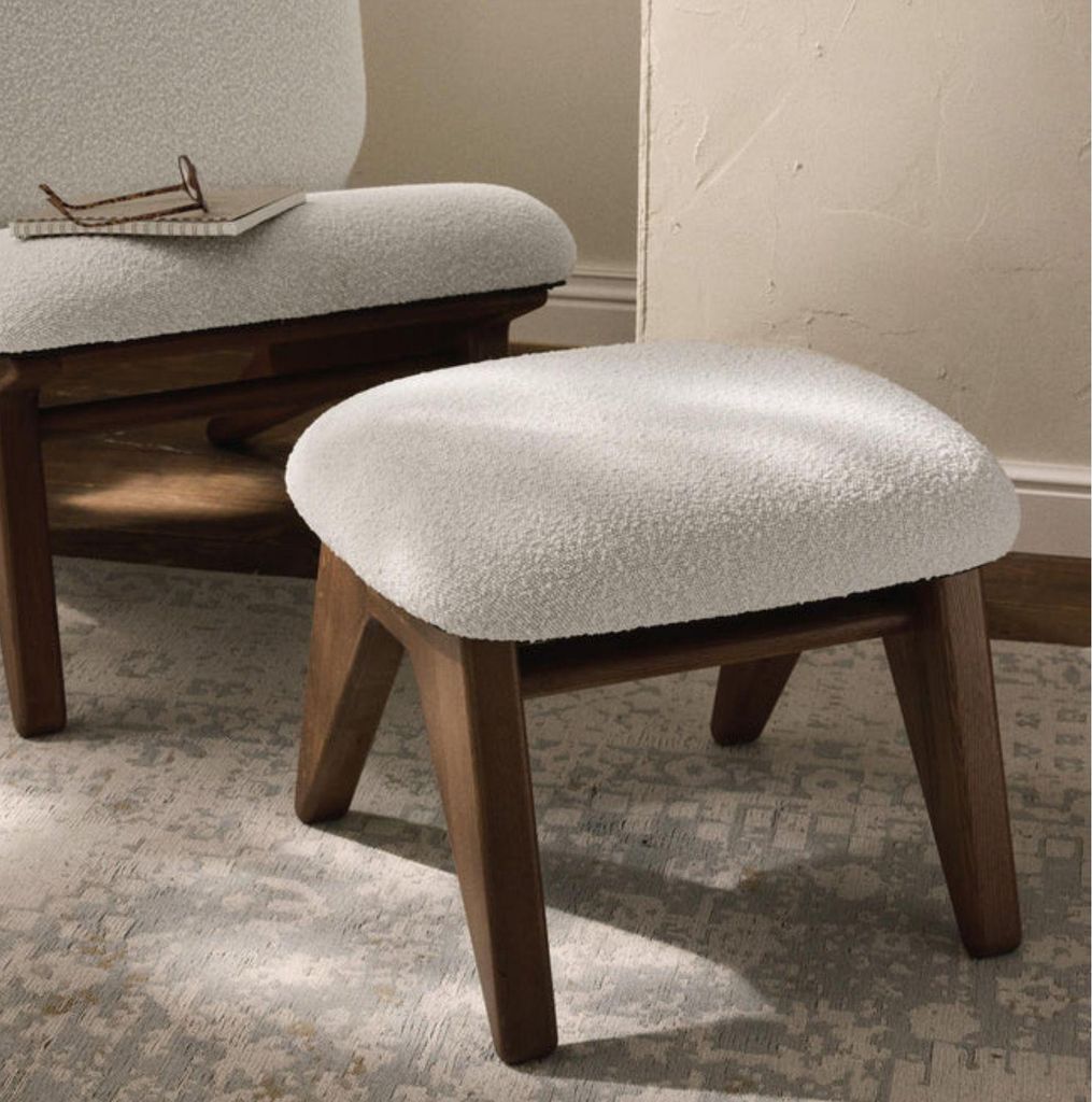 Westwing Boucle Massivholzhocker