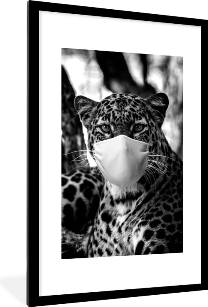 MuchoWow Gerahmtes Poster Gepard mit blauer Mundkappe und leuchtend blauen Augen - schwarz und weiß 60x90 cm - Poster mit Schwarzem Bilderrahmen...