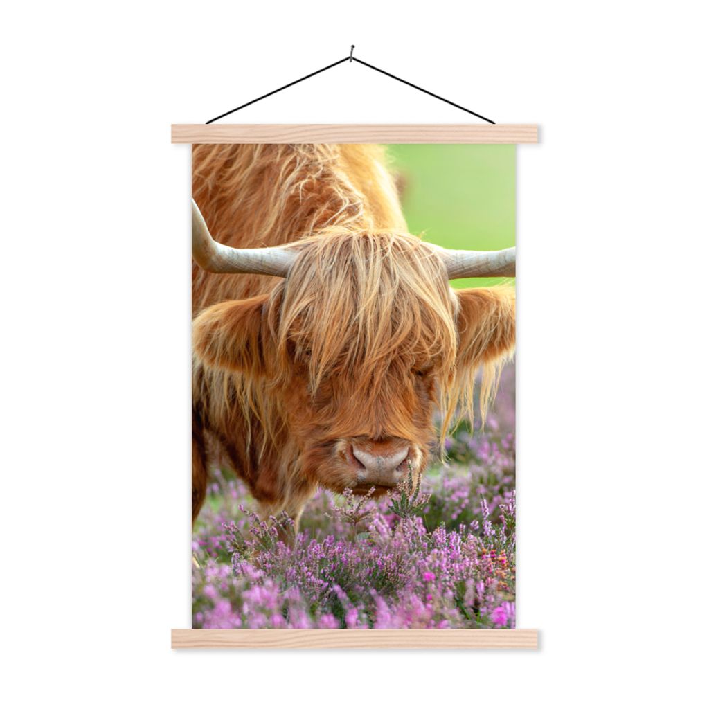 MuchoWow Textilposter Schottischer Highlander - Lila - Blumen 40x60 cm mit holzfarbenen Rahmen - Poster