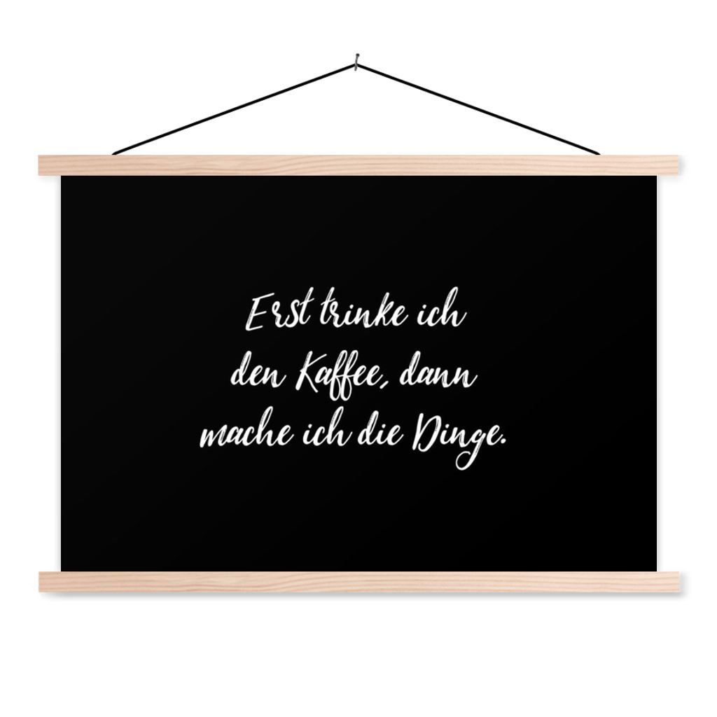 MuchoWow Textilposter Zitate - Kaffee - Erst trinke ich den Kaffee, dann mache ich die Dinge - Sprichwörter 120x80 cm mit holzfarbenen Rahmen - ...