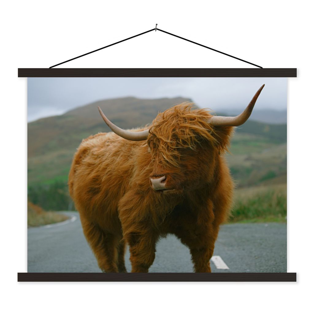 MuchoWow Textilposter Schottischer Highlander - Berg - Straße 120x90 cm mit schwarzem Rahmen - Aufhänger für Poster