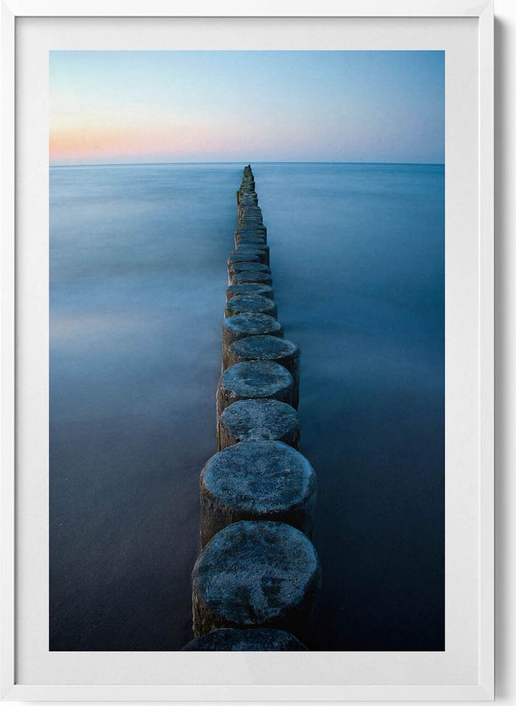 Holzpfähle im Meer– Wandbild mit Rahmen – Gerahmtes Bild – Wanddekoration – 70x100 cm – Weiß Rahmen