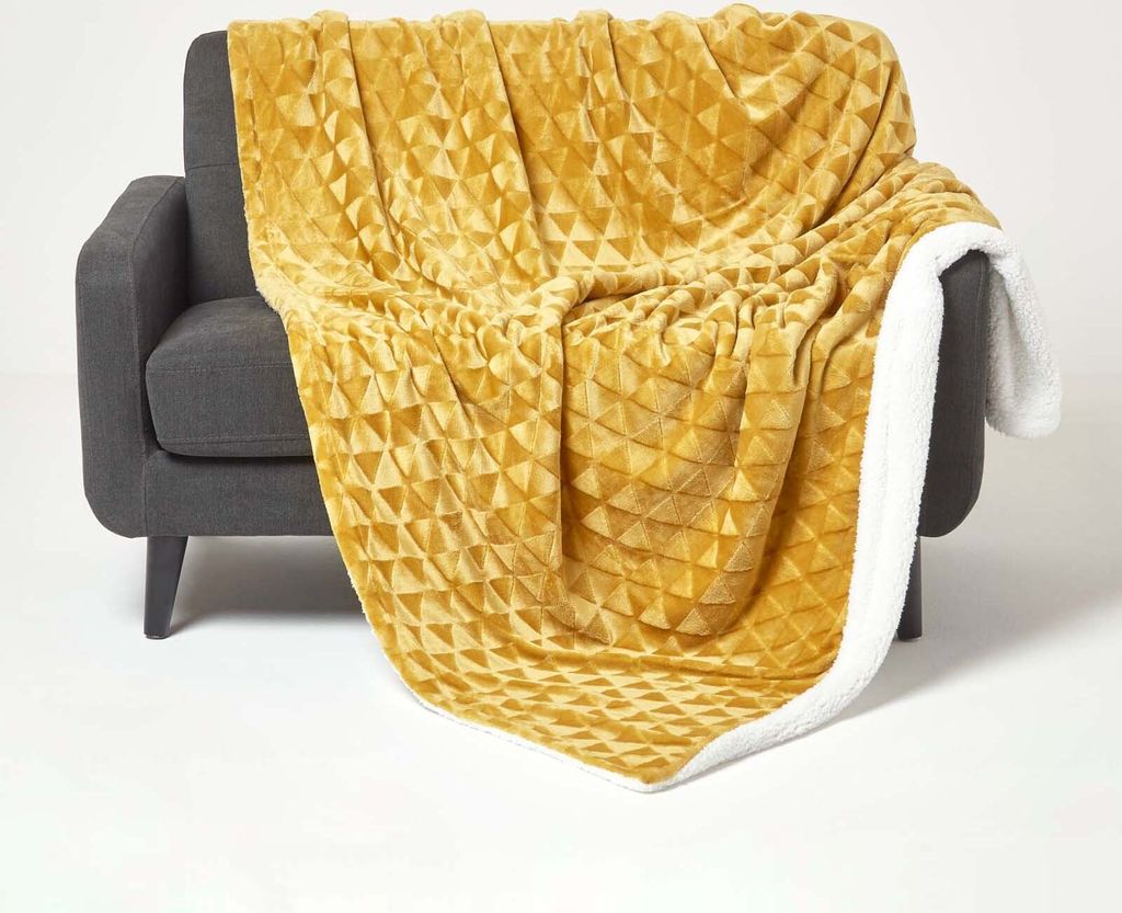 HOMESCAPES Kuschelige Samtdecke mit Dreiecksmuster - Sherpa-Decke senfgelb, 160 x 200 cm