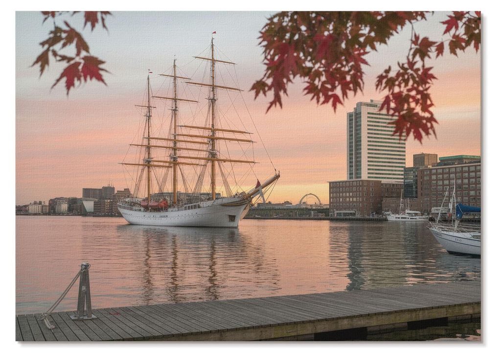 POSTER - 59x42 cm (A2) - Mateusz Kozłowski - Ein Segelschiff im Sonnenuntergang, ein friedliches Panorama der Stadt - Wandbild für Wohnzimmer Sch...