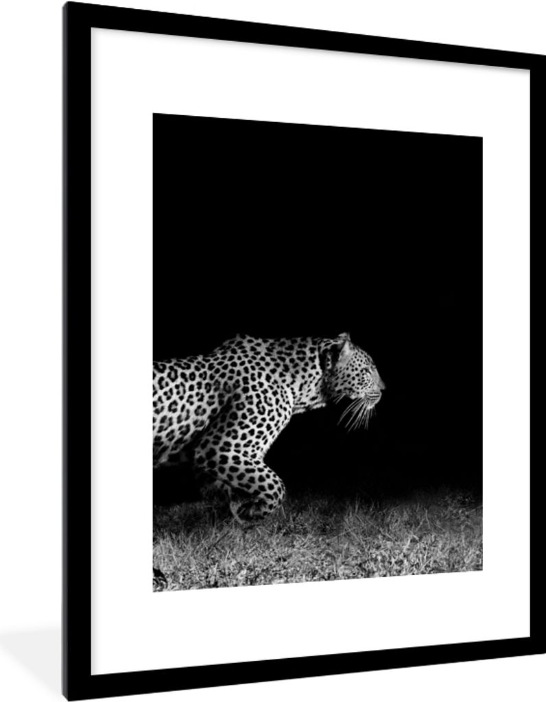 MuchoWow Gerahmtes Poster Wildtiere - Leopard - Gras - Schwarz - Weiß 60x80 cm - Poster mit Schwarzem Bilderrahmen Wandposter Rahmen Foto Bilder...
