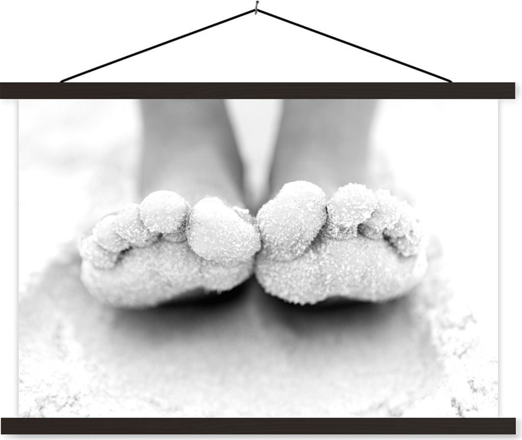 MuchoWow Textilposter Die Füße im Sand - schwarz und weiß 90x60 cm mit schwarzem Rahmen - Aufhängungssatz