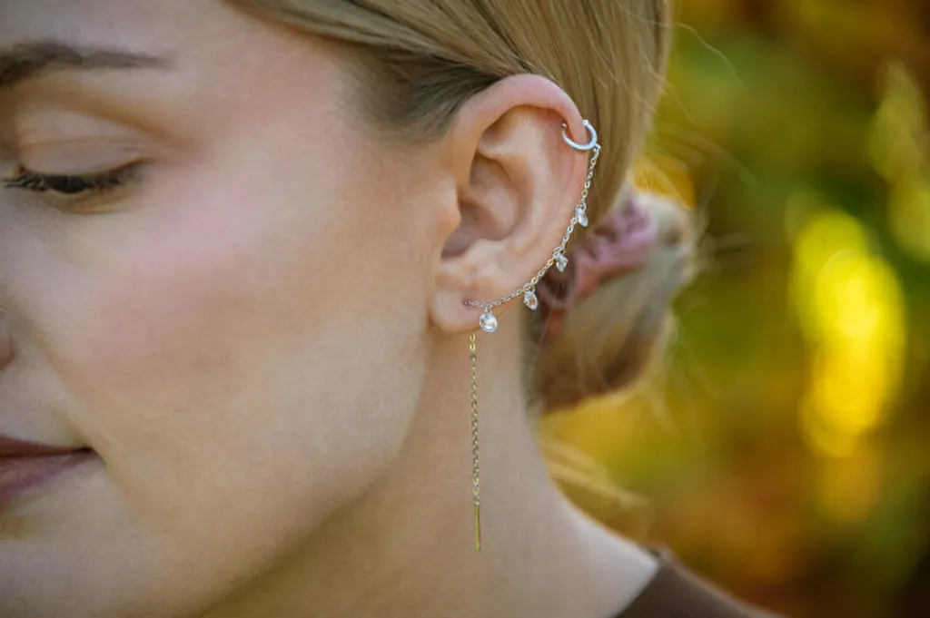 Boucles d'oreilles longues avec zircons AGT-E024VW-EC éclatantes