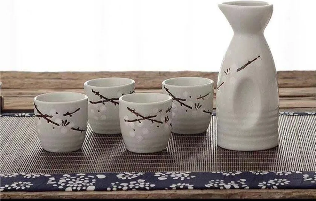 Service à saké complet en céramique artisanale blanche Takashi - 5 pcs