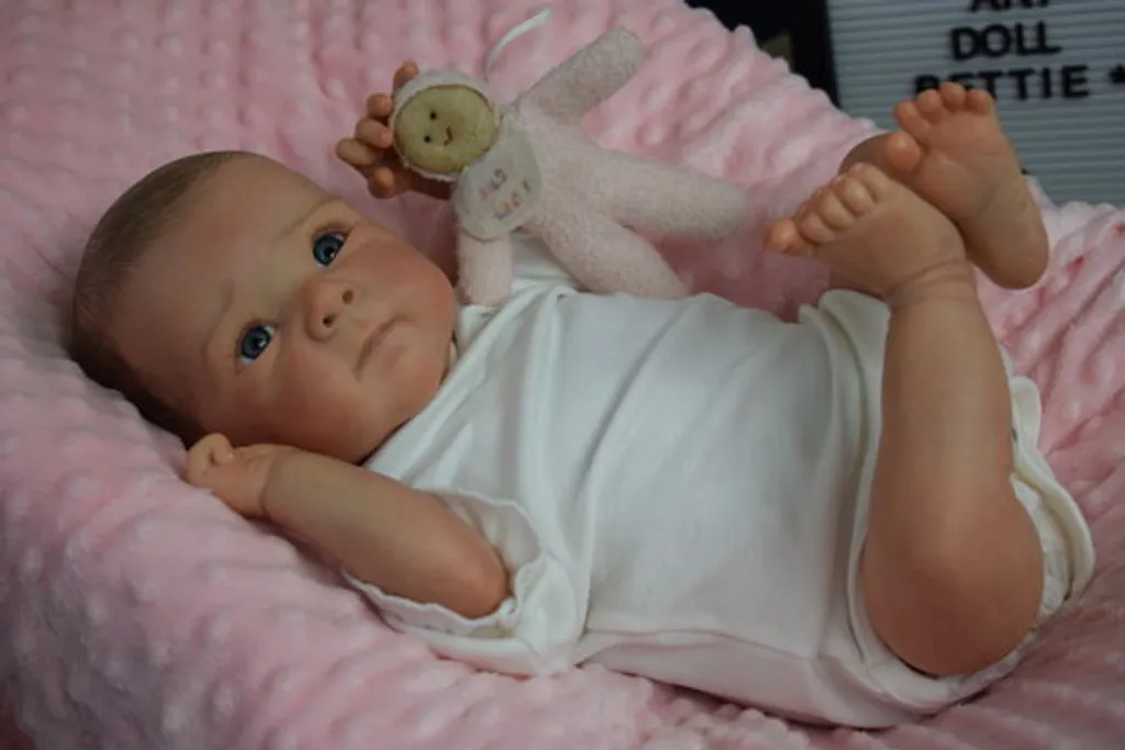 Poupée Bettie 45 cm Peinte à la Main avec Veines 3D et Corps en Coton